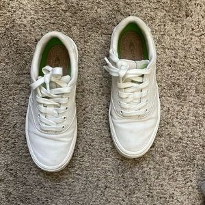 Cariuma white sneakers